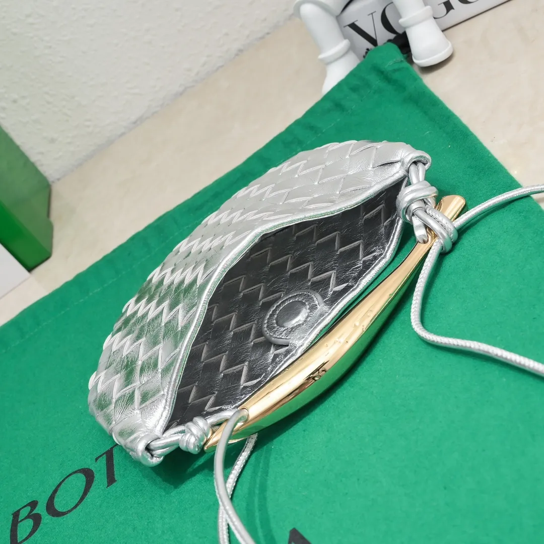 Batch of 1260 BV Mini Sardine is coming‼ ️Super high-end, stainless steel hardware + 24k real gold plating process, fish scales (concave and convex positions) are the finishing touch, the sardine bag that can be carried cross-body is completely beautiful to the heart. The metal element handle and weaving are perfectly combined to completely integrate the artistic sense and elegance and fashion. It is really like a work of art🏺The large size is elegant, the small size is exquisite and cute, a must-have item for fashionistas, and the details are perfectly reproduced. Style number: 6680# Size 20*12*2.5